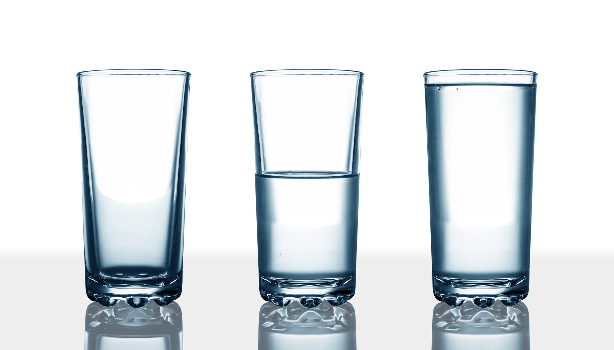 Неси пустой стакан. Стакан воды. Пустой стакан. Наполовину полный стакан. Три стакана с водой.