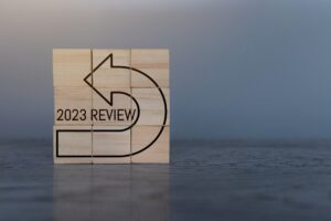 Wooden cubes with text 2023 REVIEW.